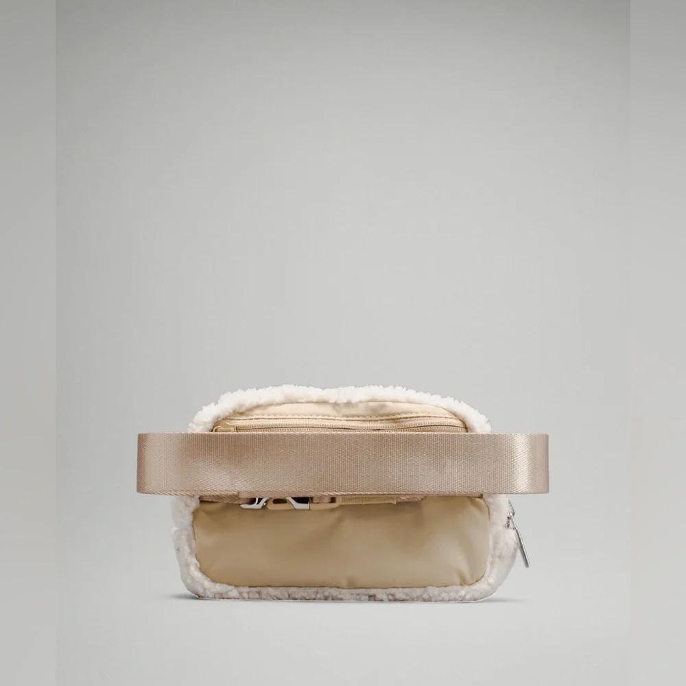 Lululemon Everywhere Belt Bag 
Natural Ivory *Fleece* Sherpa - Picture 3 of 7